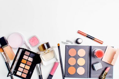 Fırçalar ve kozmetik şablonu