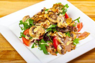 Biber ve domates ile sıcak mantar salatası