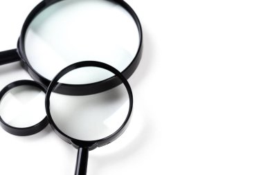 Beyaz üzerinde üç büyüteçler