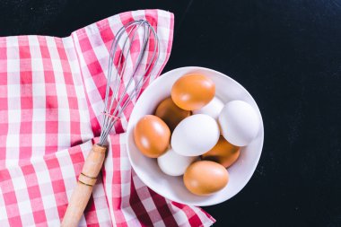 yumurta ve fırçalamak siyah bir zemin üzerine