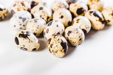 Beyaz arkaplanda izole yumurtalar