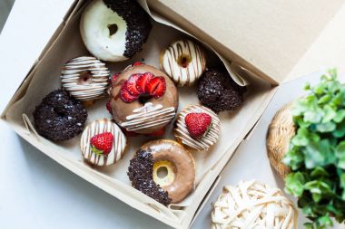 Kutusunda renkli donut