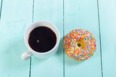 çörek ve kahve ahşap tablo