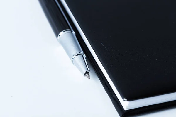 Pen and notebook on table — Stock Photo, Image