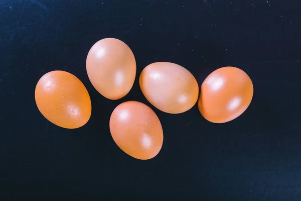 黒の上に敷設の卵 — ストック写真