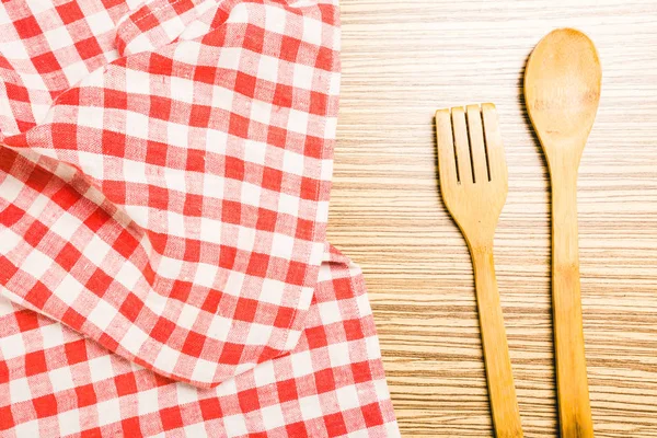 Utensílios de cozinha em mesa de madeira — Fotografia de Stock