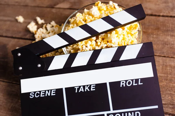 Film clapper ve pop corn — Stok fotoğraf