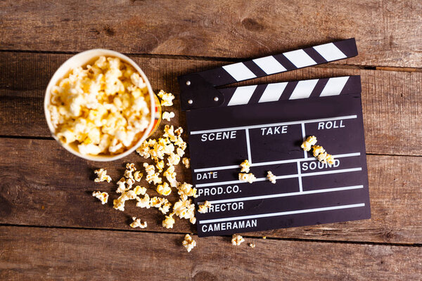 Коробка с жареным попкорном
 