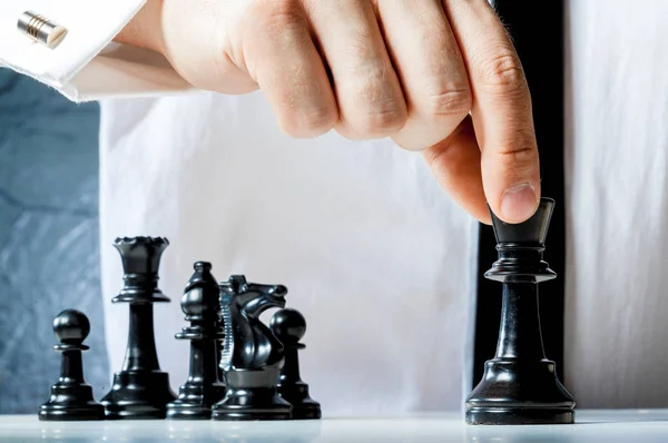 Osoba gra w szachy — Zdjęcie stockowe