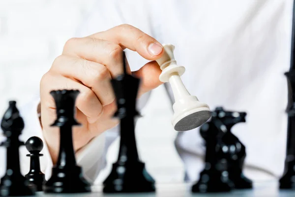 Людина гра шахи — стокове фото