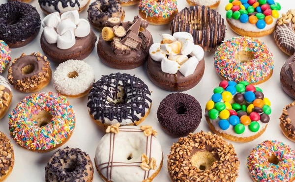 Auswahl an bunten Donuts — Stockfoto
