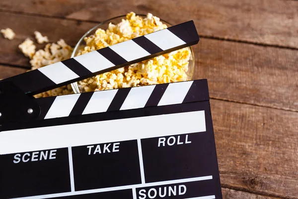 Film clapper yönetim kurulu ve pop corn — Stok fotoğraf