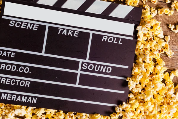 Film clapper yönetim kurulu ve pop corn — Stok fotoğraf