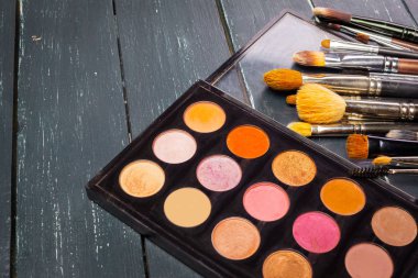 makyaj fırçaları ve göz gölgeleri