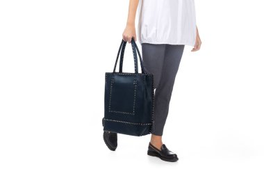 bir el çantası tutan kadın