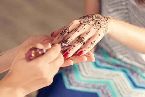 Aplicando Mehndi en la mano femenina — Foto de Stock
