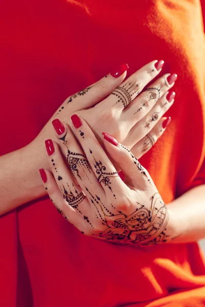 Manos femeninas con Mehndi — Foto de Stock