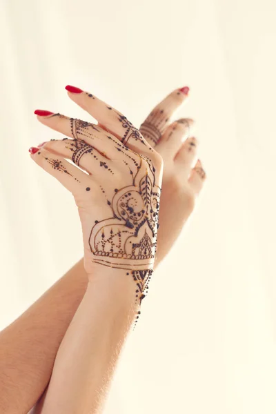 Mani femminili con Mehndi — Foto Stock