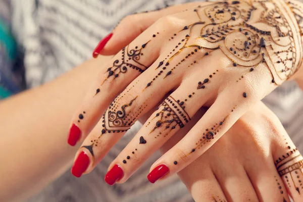 Mãos femininas com Mehndi — Fotografia de Stock