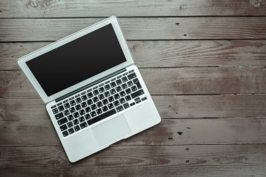 eski ahşap masa laptop