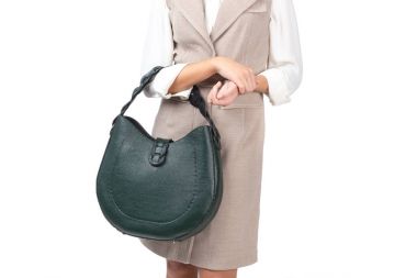 bir el çantası tutan kadın