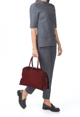 bir el çantası tutan kadın