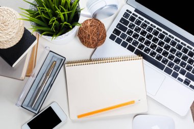 Beyaz ofis resepsiyon masası ile bir sürü şey üstünde o. Üstten Görünüm