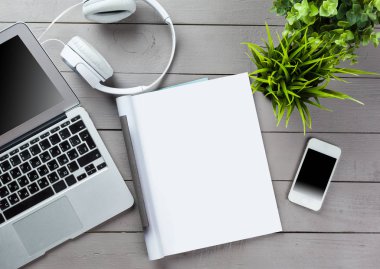 Çalışma yeri, ahşap masa.