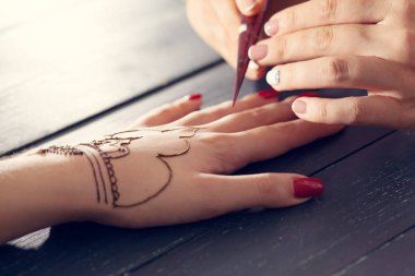 Mehndi el üzerinde uygulama