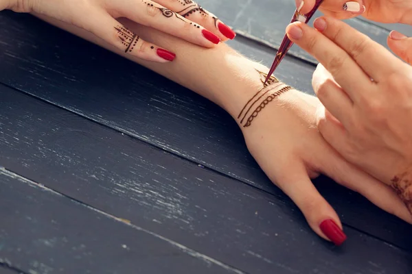 Aplicando Mehndi en la mano femenina — Foto de Stock