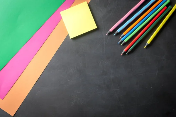 Papel colorido sobre la mesa — Foto de Stock