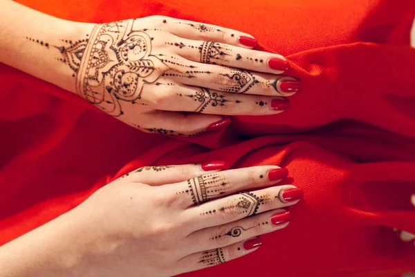 Женские руки с Мехнди — стоковое фото