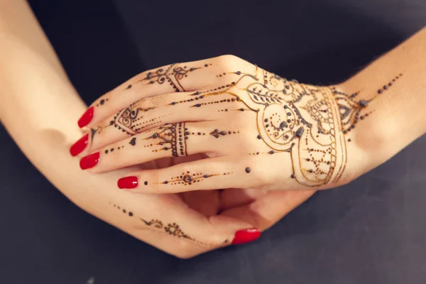 Manos femeninas con Mehndi — Foto de Stock