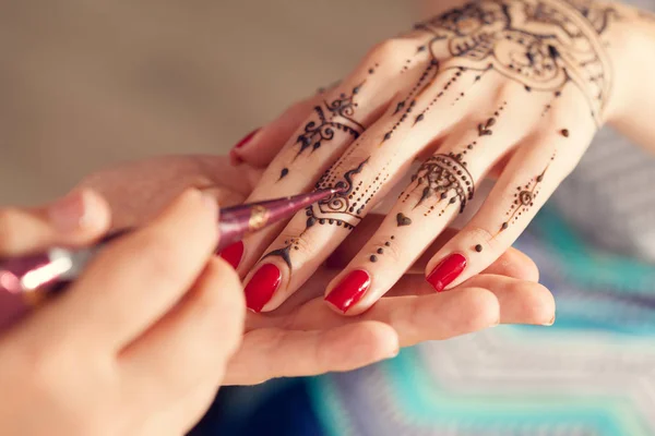 Tillämpa Mehndi å kvinnliga sidan — Stockfoto