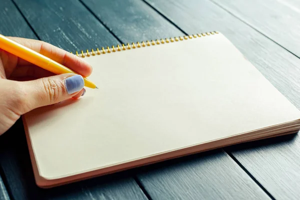 Concepto de escritura manual femenina — Foto de Stock