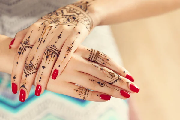 Manos femeninas con Mehndi — Foto de Stock