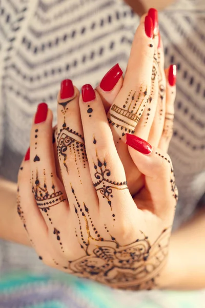 Manos femeninas con Mehndi — Foto de Stock