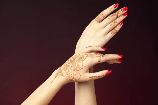 Manos femeninas con Mehndi — Foto de Stock