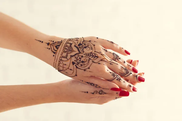 Manos femeninas con Mehndi — Foto de Stock