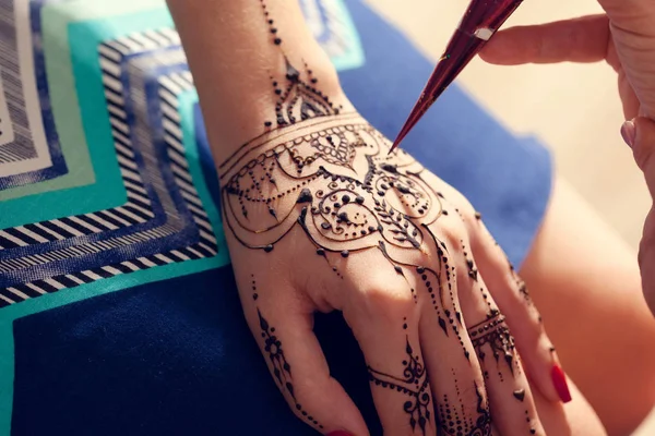 Applicare Mehndi sulla mano femminile — Foto Stock