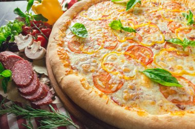 taze mantar pizzayla