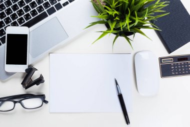 Beyaz ofis resepsiyon masası ile bir sürü şey üstünde o. Üstten Görünüm