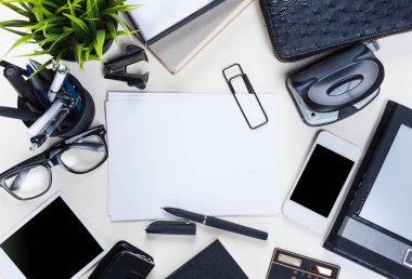 Beyaz ofis resepsiyon masası ile bir sürü şey üstünde o. Üstten Görünüm