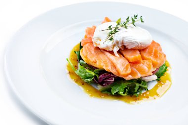 Somon salata üzerine beyaz izole