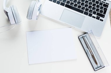 Beyaz ofis resepsiyon masası ile bir sürü şey üstünde o. Üstten Görünüm