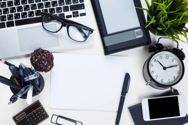 Beyaz ofis resepsiyon masası ile bir sürü şey üstünde o. Üstten Görünüm