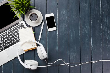 Çalışma yeri, ahşap masa.