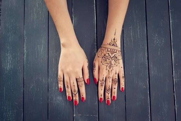 Manos rojas cuidadas con Mehndi — Foto de Stock