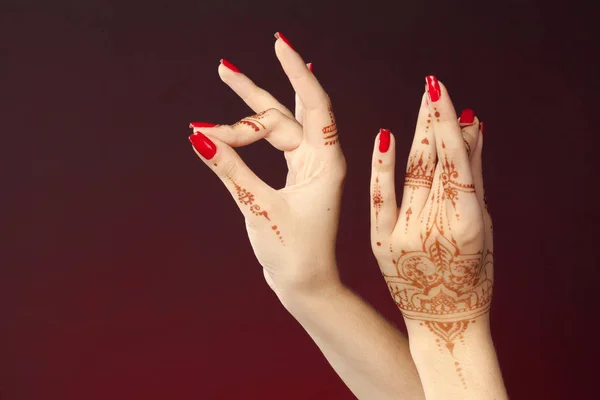 Manos de mujer con mehndi — Foto de Stock