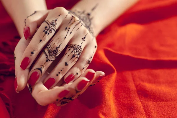 멘디와 빨간 손질 된 손 — 스톡 사진